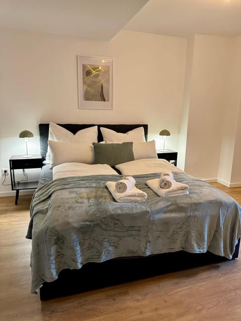 Bed, Photo of the whole room, Bedroom, towels