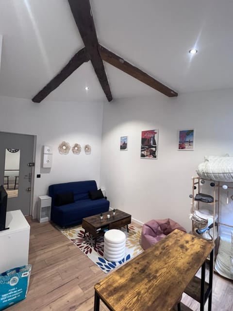 Communal lounge/ TV room, Bed, TV and multimedia, internet