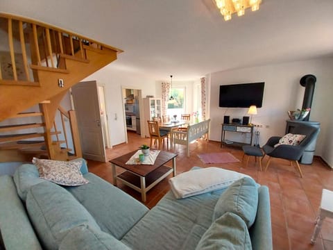 Communal lounge/ TV room, TV and multimedia, Living room, Seating area, Evening entertainment
