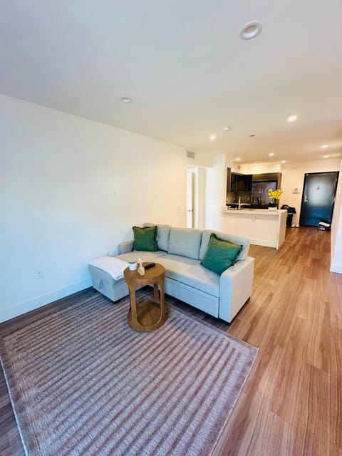Central Hollywood Gem - Stylish & Spacious Roomy 1BD Apartment in West Hollywood