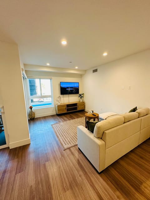 Central Hollywood Gem - Stylish & Spacious Roomy 1BD Apartment in West Hollywood