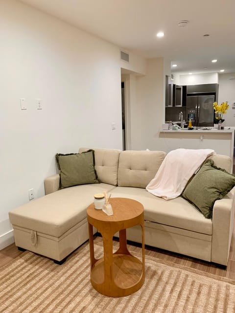 Central Hollywood Gem - Stylish & Spacious Roomy 1BD Apartment in West Hollywood