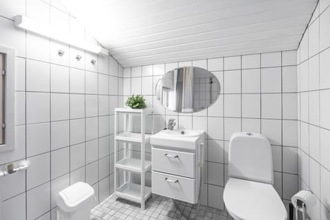 Toilet, Bathroom, towels