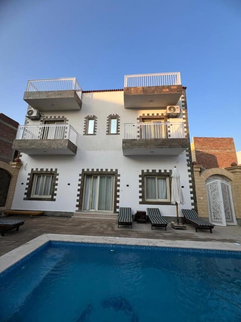 Property building, Swimming pool, sunbed