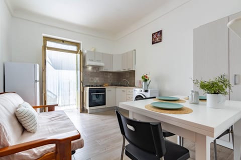 Kitchen or kitchenette, Dining area, stove
