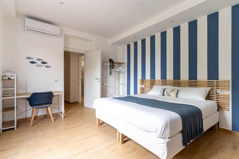 Bed, Photo of the whole room, wardrobe, air conditioner