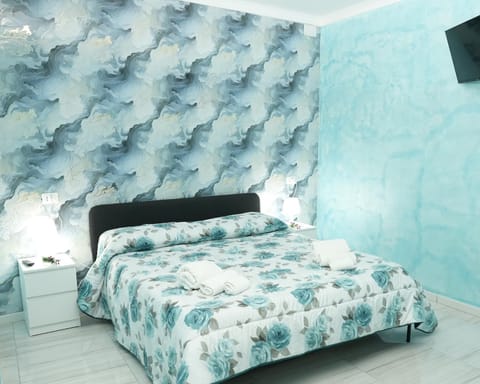 Bed, TV and multimedia, Photo of the whole room, Bedroom