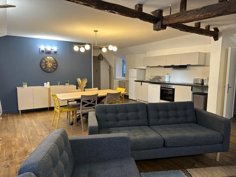 Kitchen or kitchenette, Living room, Seating area, Dining area, stove