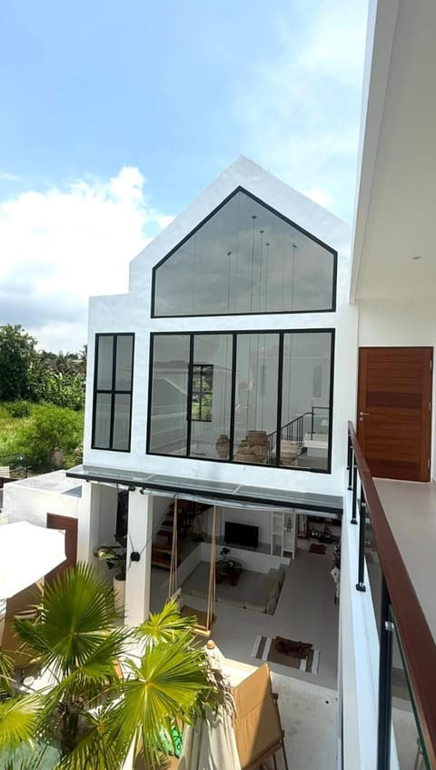 Property building, Patio, Balcony/Terrace, Living room, Garden view