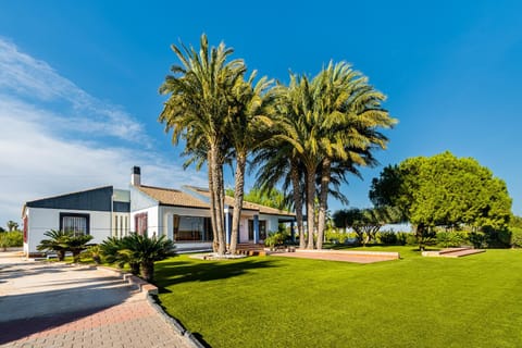 Property building, Day, Natural landscape, Garden, Garden, Garden view