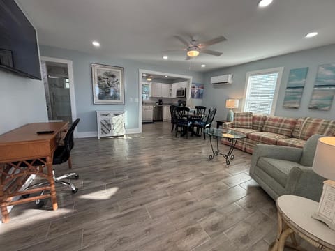TV and multimedia, Kitchen or kitchenette, Living room, Seating area, Dining area