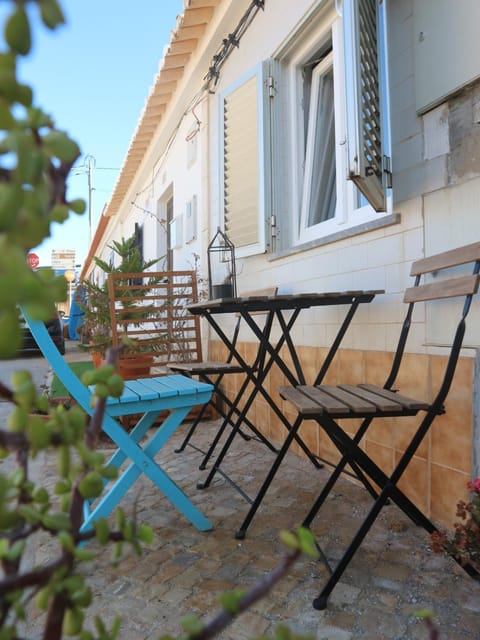 Property building, Day, Balcony/Terrace, Balcony/Terrace