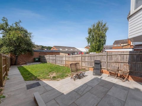 Charming 5 Bedroom Home in High Wycombe Perfect for Families House in High Wycombe