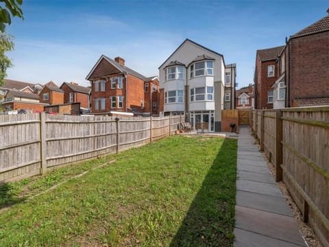 Charming 5 Bedroom Home in High Wycombe Perfect for Families House in High Wycombe