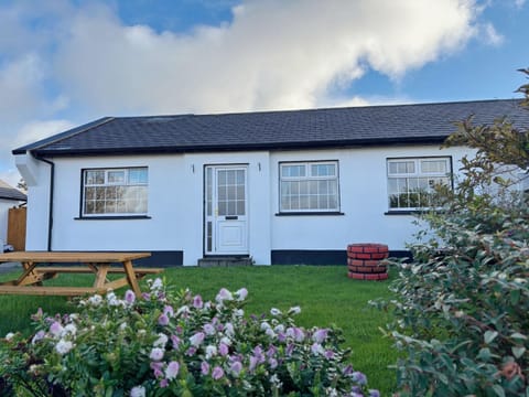 Property building, Facade/entrance, Spring, Garden, Garden view, Parking