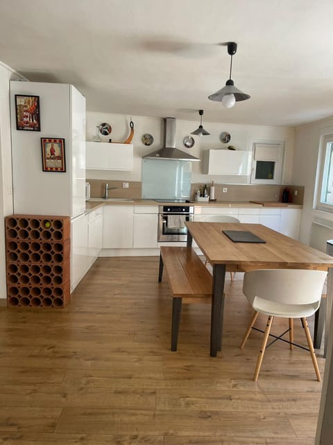 Kitchen or kitchenette, Dining area, oven, stove
