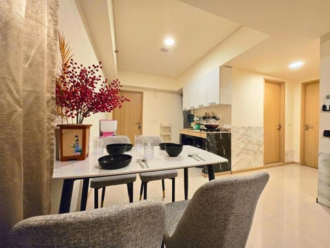Kitchen or kitchenette, Living room, Seating area, Dining area
