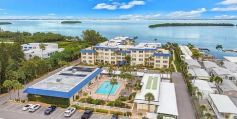 Property building, Day, Neighbourhood, Natural landscape, Bird's eye view, Beach, Swimming pool, Location