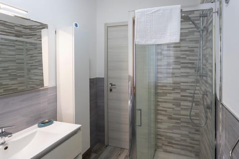 Shower, Bathroom, towels