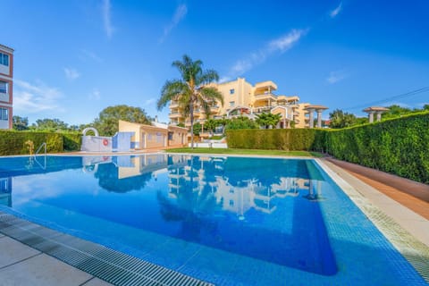 Day, Swimming pool