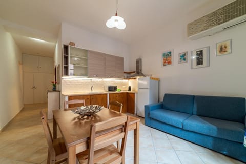 Kitchen or kitchenette, Seating area, Dining area, stove