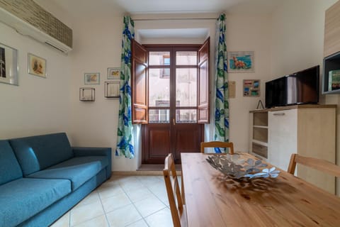 TV and multimedia, Living room, Seating area, Dining area