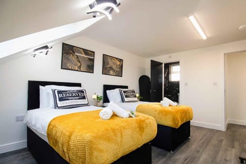 Bed, Bathroom, Photo of the whole room, Bedroom, towels