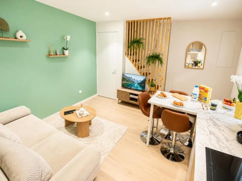 Kitchen or kitchenette, Living room, Seating area, Dining area