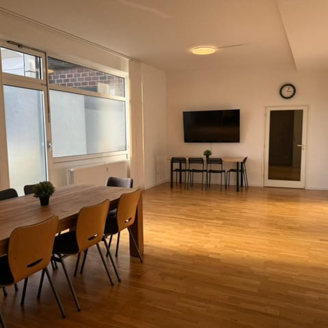 Communal lounge/ TV room, TV and multimedia, Living room, Seating area, Dining area, Evening entertainment