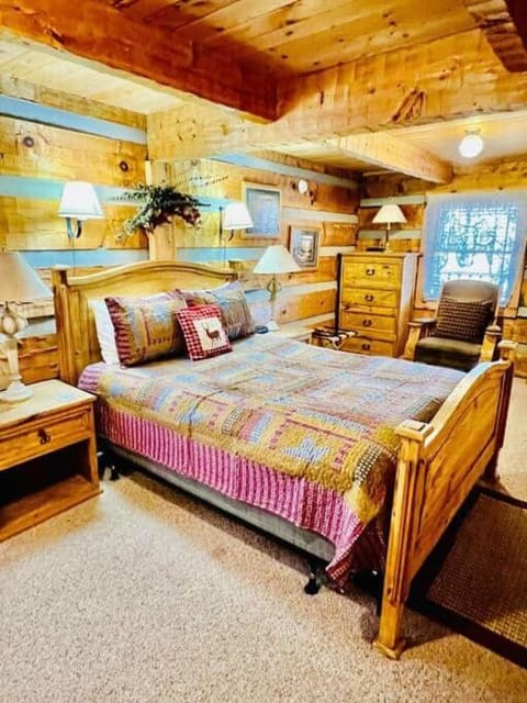 Romantic Honeymoon Hideout with Private hot tub House in Pigeon Forge