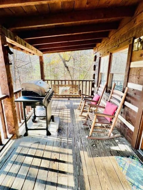 Romantic Honeymoon Hideout with Private hot tub House in Pigeon Forge