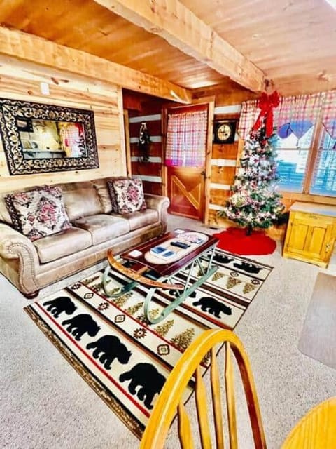 Romantic Honeymoon Hideout with Private hot tub House in Pigeon Forge