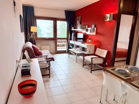 Bed, TV and multimedia, Living room, Photo of the whole room, Seating area, Dining area