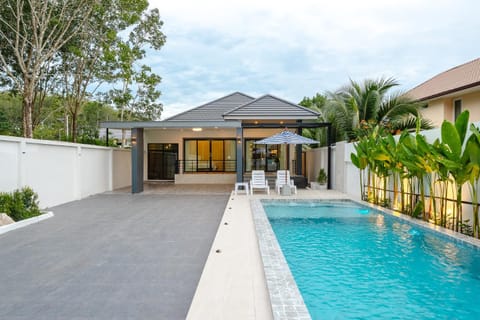Swimming pool, sunbed