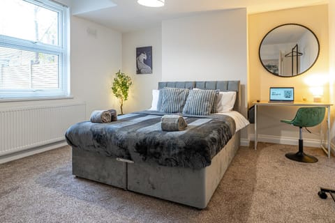 Bed, Photo of the whole room, Seating area, Bedroom, towels