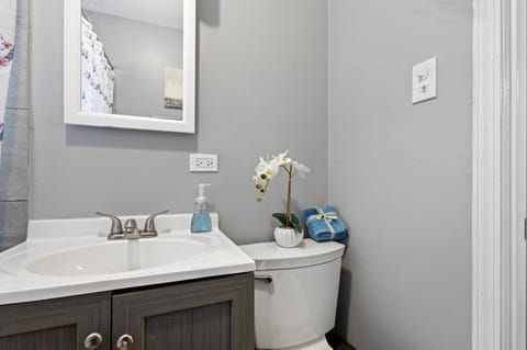 Serenity Home Free Parking & Wine Apartment in Burbank