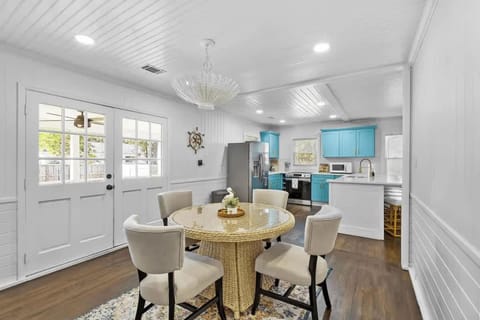 Chic Modern Cottage Near Downtown and Beaches Family House in Shem Creek
