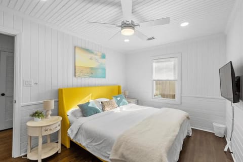 Chic Modern Cottage Near Downtown and Beaches Family House in Shem Creek
