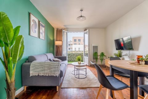 Le Verdoyant Netflix Grand balcon Padel Apartment in Villeurbanne