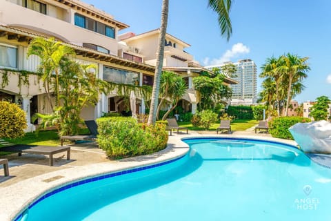 Property building, Day, Garden, Swimming pool, sunbed
