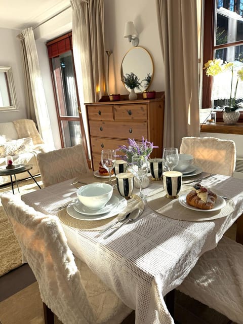Living room, Seating area, Dining area, Food