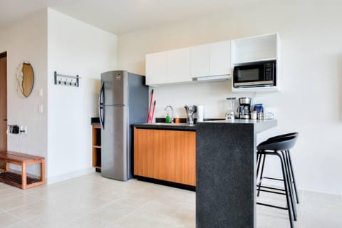 Property building, Restaurant/places to eat, Neighbourhood, Fitness centre/facilities, Supermarket/grocery shop, Shopping Area, Swimming pool, Location