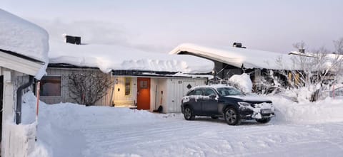 Property building, Day, Natural landscape, Winter, Parking