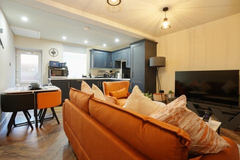 TV and multimedia, Kitchen or kitchenette, Living room, Seating area, Dining area, oven, stove