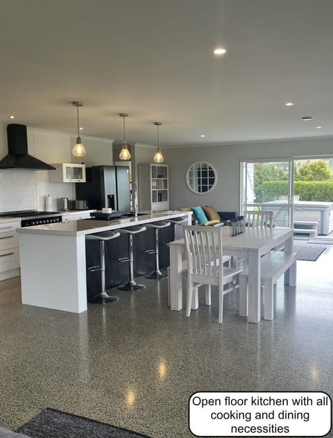 Dining area, kitchen