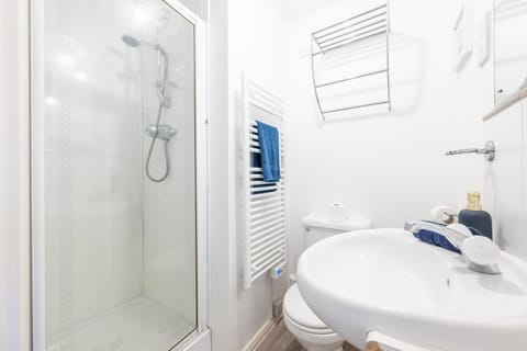 Modern 2BR Apartment with Water Views & Balcony Apartment in Cardiff