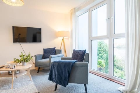 Modern 2BR Apartment with Water Views & Balcony Apartment in Cardiff