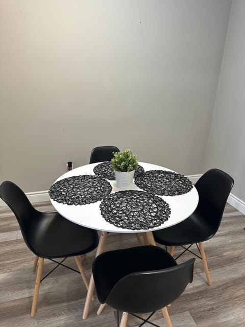 Luxury Home close to Windsor Airport and Detroit border, sleeps 11 guest Vacation rental in Windsor