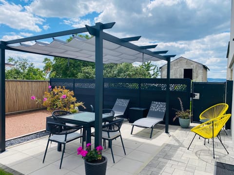 Patio, Day, Garden, View (from property/room), Balcony/Terrace, Dining area, Garden view, furniture, sunbed