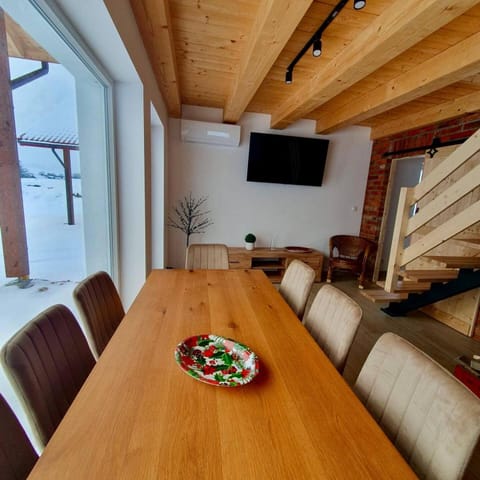 Property building, Communal lounge/ TV room, TV and multimedia, Balcony/Terrace, Living room, Food and drinks, Seating area, Dining area, Evening entertainment, Food